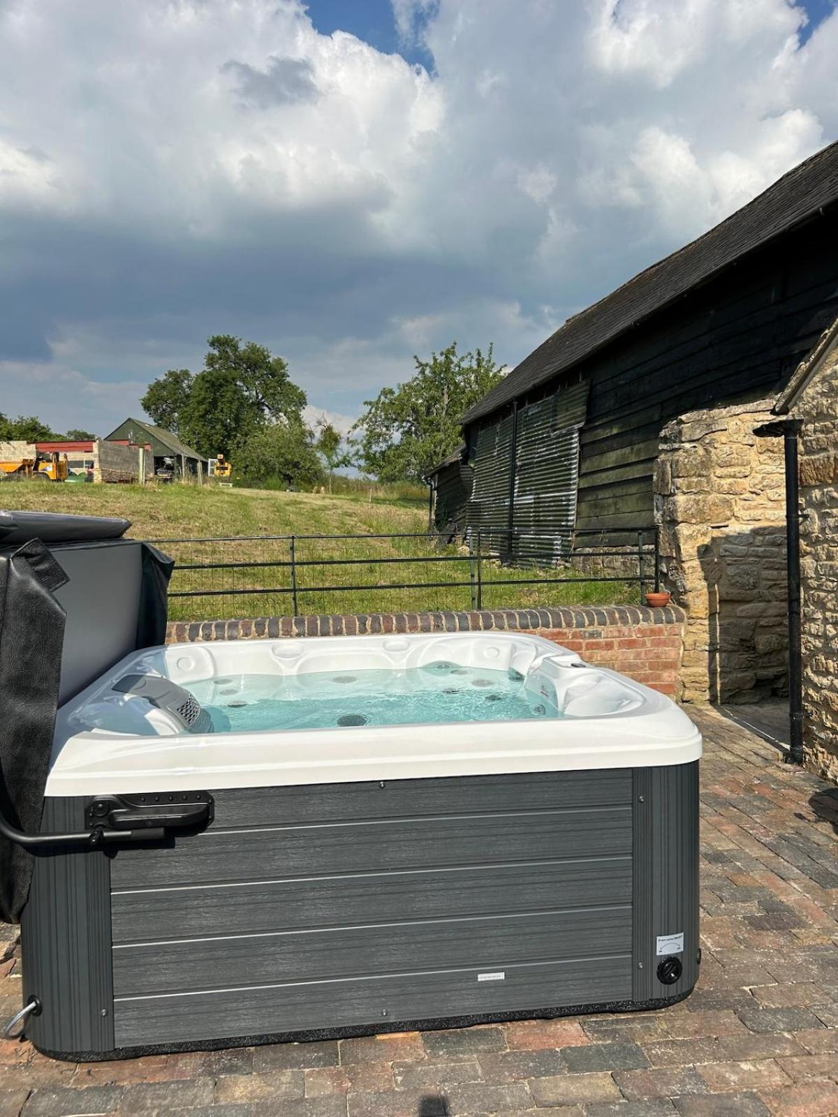 Beautiful Cotswold Farmhouse With Hot Tub Manchester Exterior photo